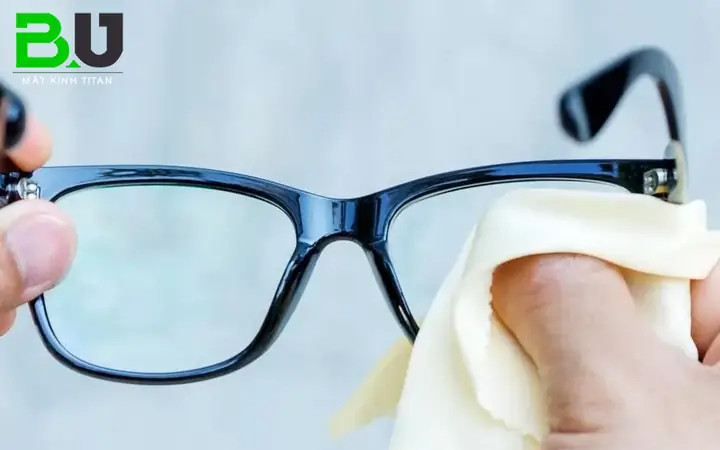 Mắt Kính Bị Trầy Xước