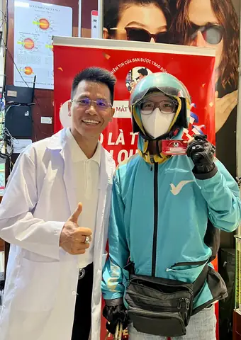 Mắt Kính Cận Của Pháp