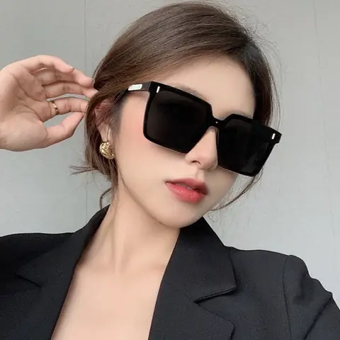 Mắt Kính Đen Vuông