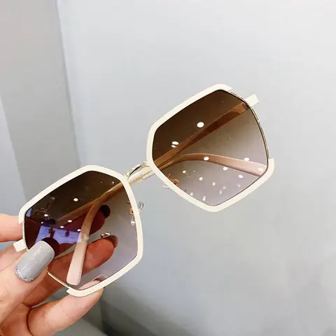 Mắt Kính Nữ Đi Biển