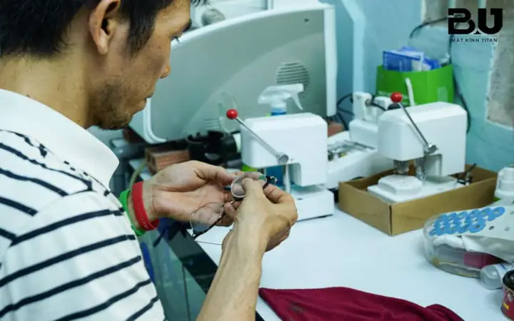 Mắt Kính Titan Hồ Chí Minh