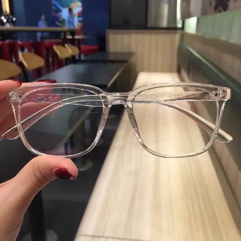 Mắt Kính Trong Suốt