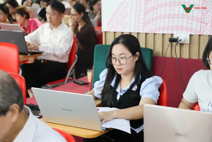 Mắt Kính Trưng Vương
