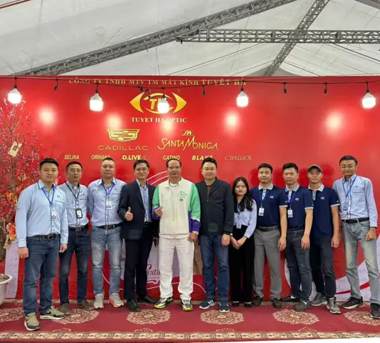 Mắt Kính Tuyết Hà