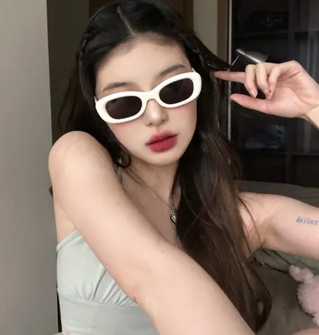 Mắt Kính Viền Trắng