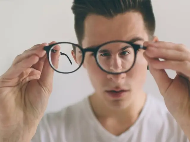 Tại Sao Đeo Kính Nhiều Mắt Bị Dại